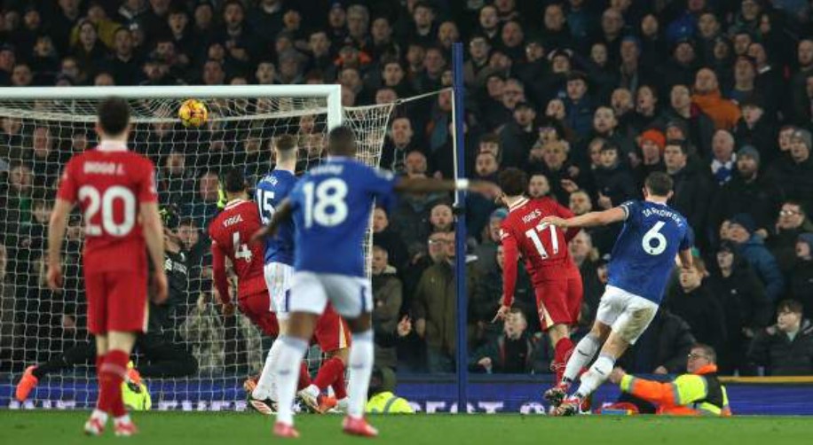 Everton gỡ hòa kịch tính